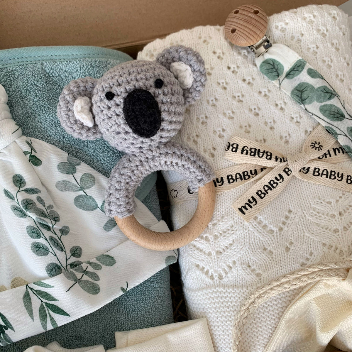 ova Baby Box com roupas e acessórios de recém-nascido