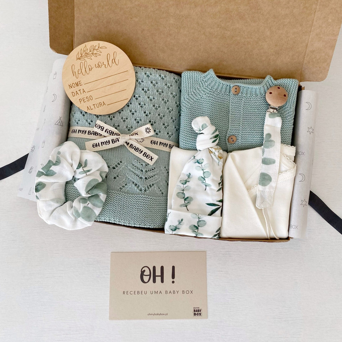 Caixa Baby Shower com roupa e acessórios de bebé em algodão