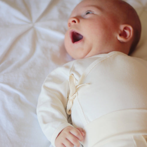 Recém-nascido com roupa e manta da Newborn Premium Oat