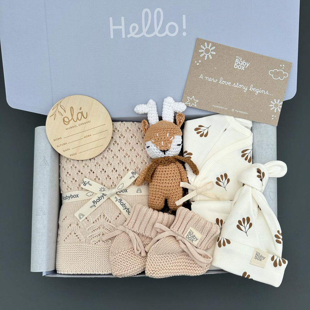 Caixa em tons de bege com rena em crochet, para recém nascido