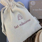 bolsa bordada para guardar os milestones