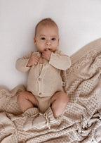 Recém-nascido com roupa de algodão da Baby Box Maternity Dots