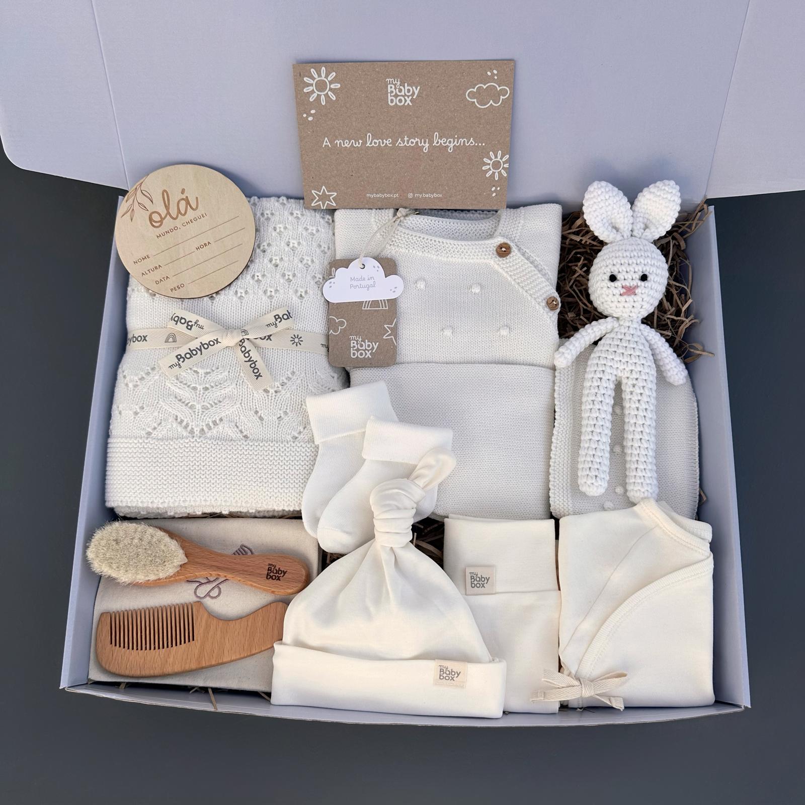 White Box My Baby Box com roupa e acessórios neutros para bebé