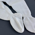 calça do conjunto branco, detalhe dos pés