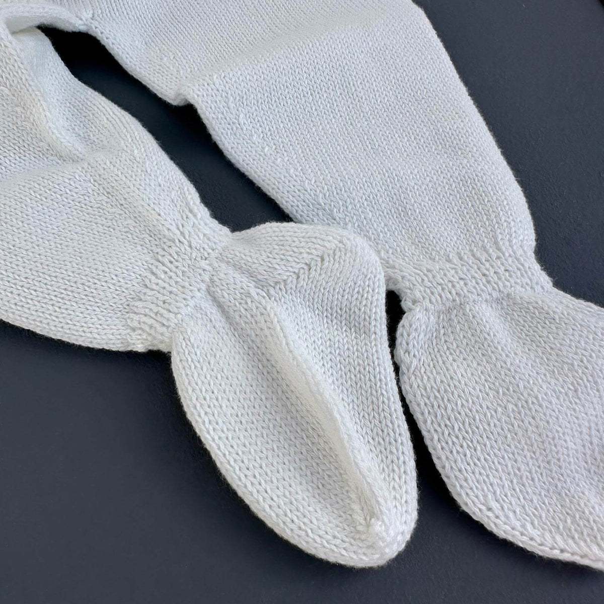 calça do conjunto branco, detalhe dos pés