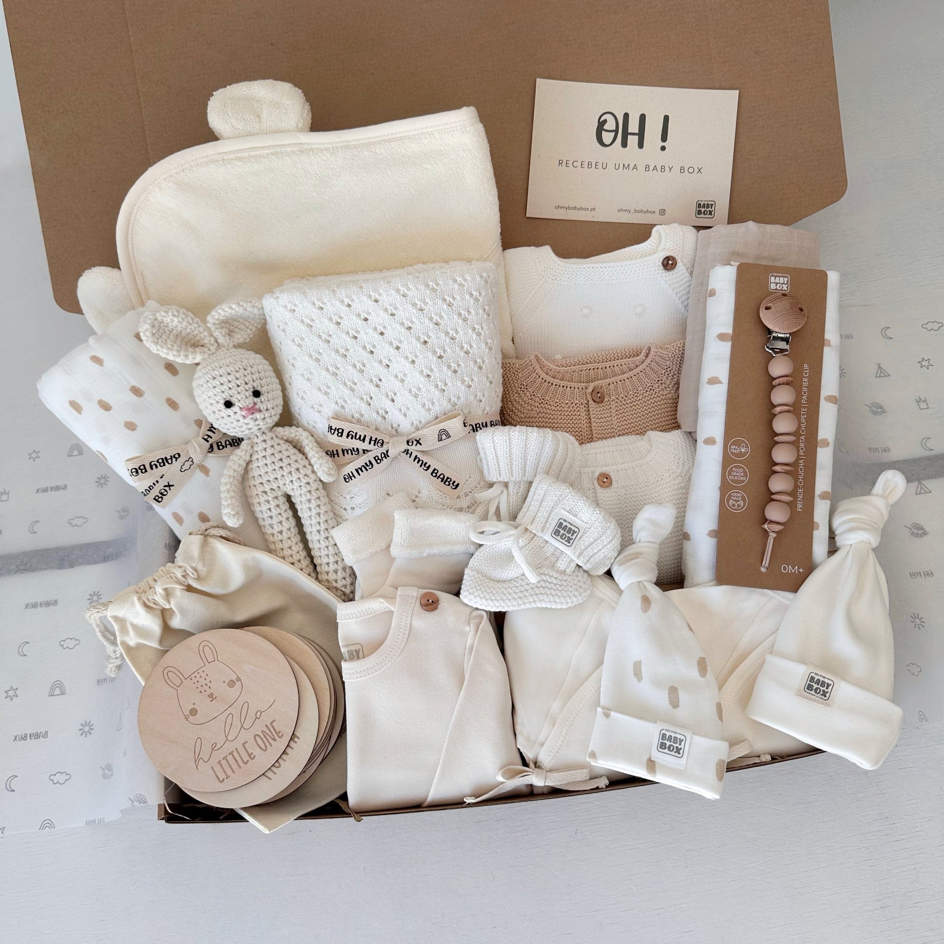 conjunto com peças de vestuário e acessórios para recém nascido