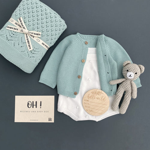 Baby Box Pop Green com roupas e acessórios verdes para bebé