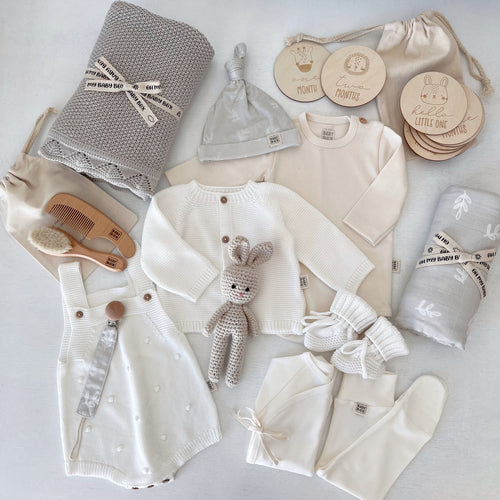 Baby Box Newborn Maternity Cloud com roupas e acessórios neutros