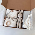 presente neutro para bebé com manta, boneco e acessórios
